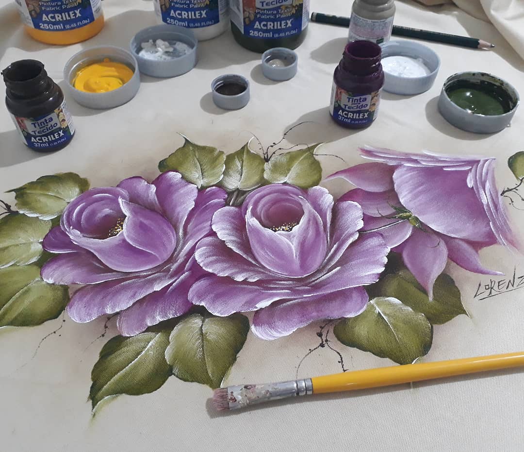 Aplicando a Tinta nas Áreas Maiores: Movimentos Fluidos e Uniformes - inspiração 1