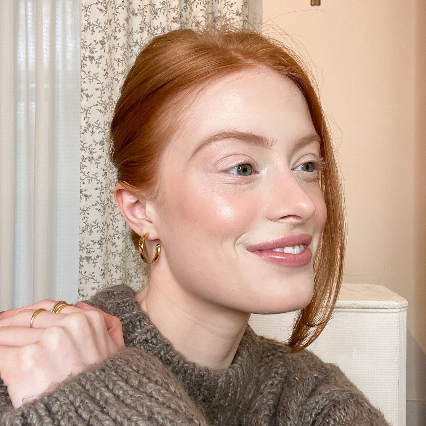 Iluminador Pontual: Brilho Estratégico nas Alturas do Rosto - inspiração 1