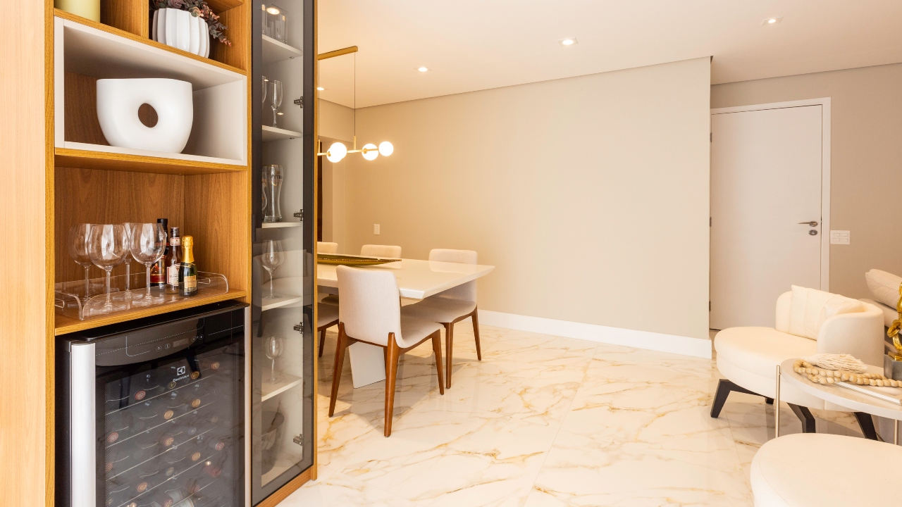 adega de parede metal para sala pequena