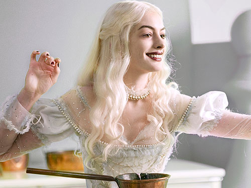 O Simbolismo do Visual da Rainha Branca nos Filmes de Tim Burton