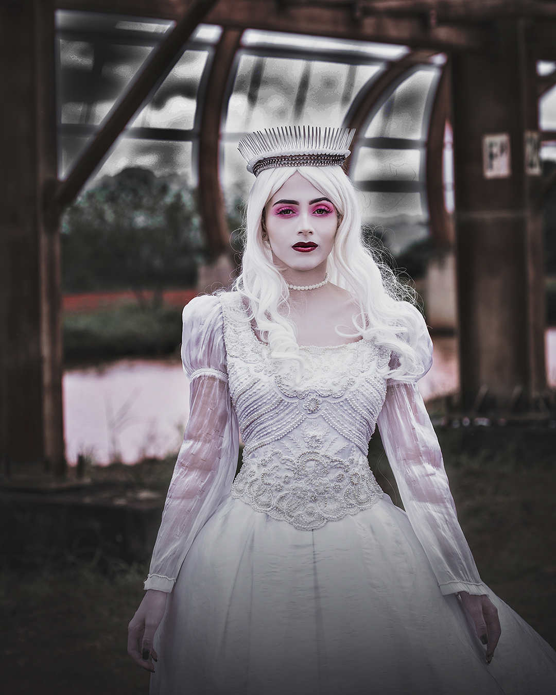 Anne Hathaway: A Versatilidade da Atriz por Trás da Rainha Branca