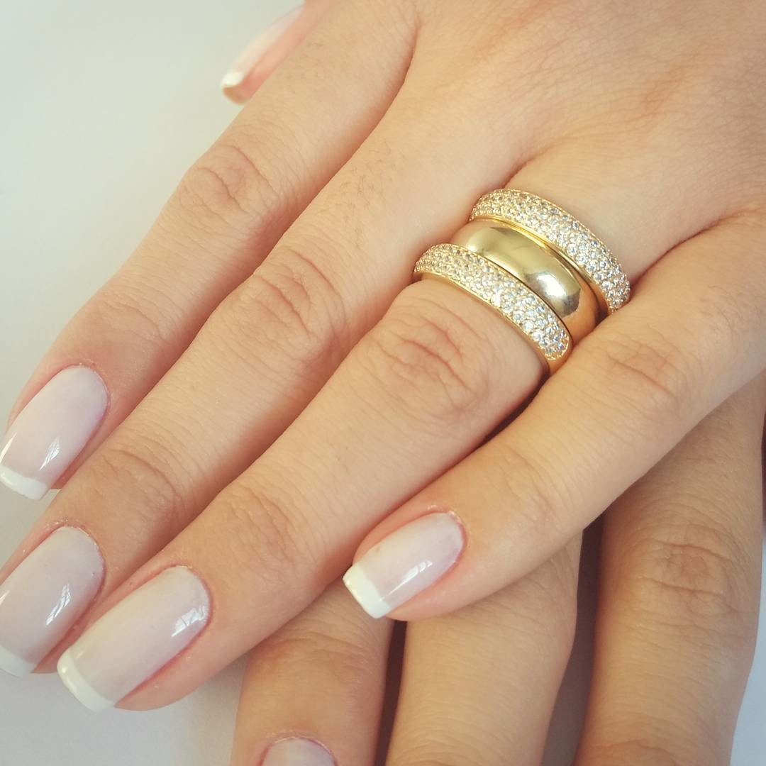 ideias criativas para combinar aparador de aliança com anel de noivado