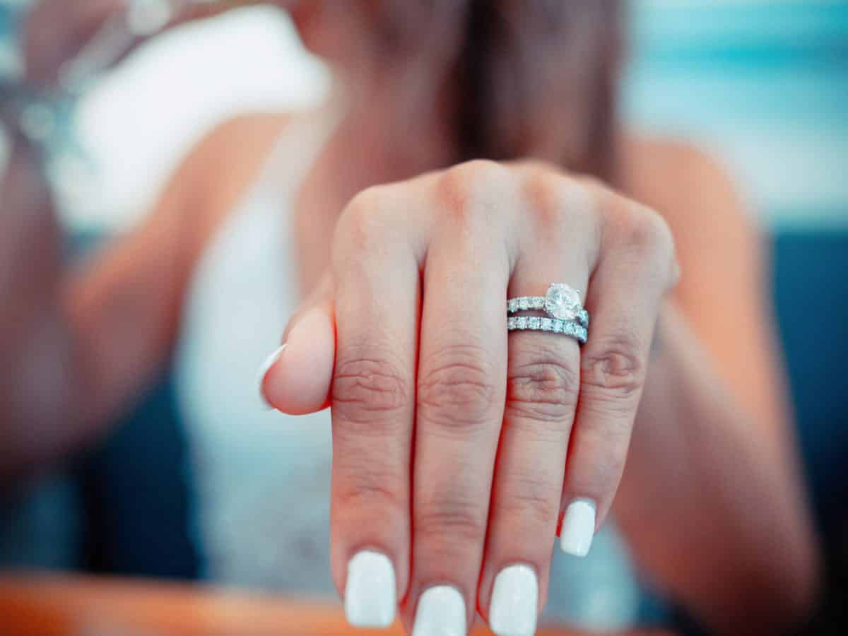 aparador de aliança vs. meia aliança: qual a diferença e qual escolher?