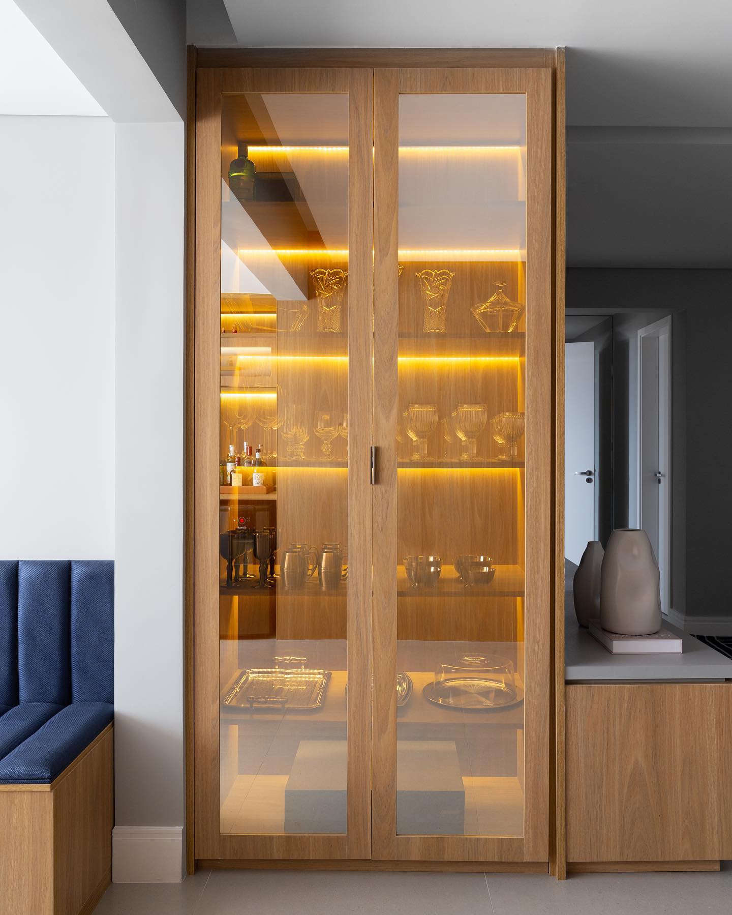 cristaleira com vidro reflecta na cozinha vale a pena