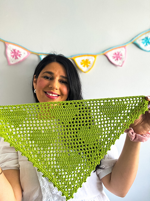 Bandana de crochê com fundo verde