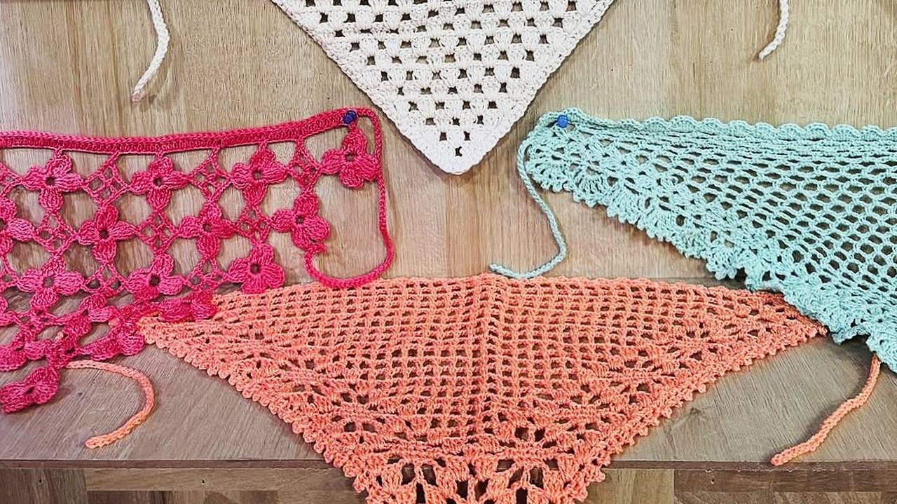 Bandana de crochê com detalhes em crochê