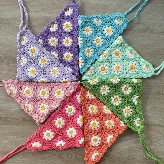 Bandana de crochê com flores (Granny Squares)