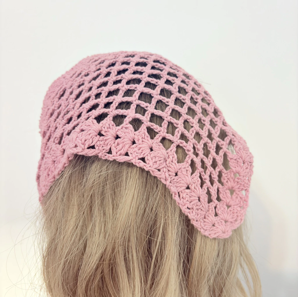 Bandana de crochê com fundo off white/cru