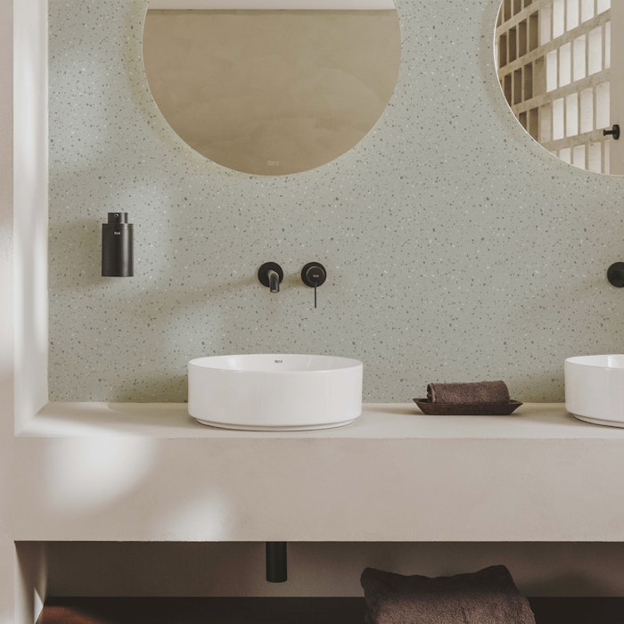 banheiro com piso de granilite