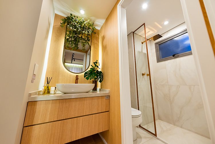 porta de correr ou porta de abrir para banheiro pequeno