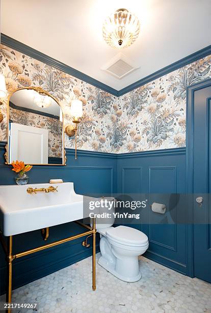 banheiro feminino com banheira