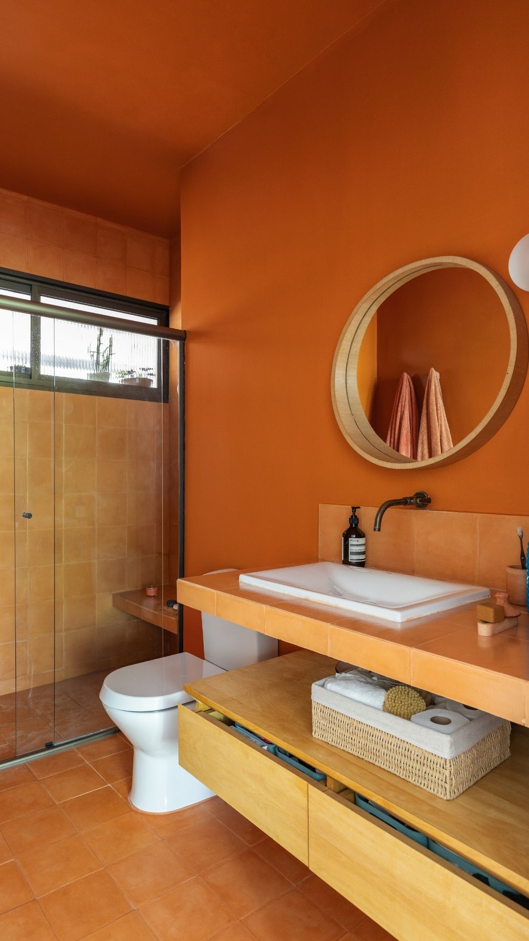 banheiro terracota vs banheiro branco