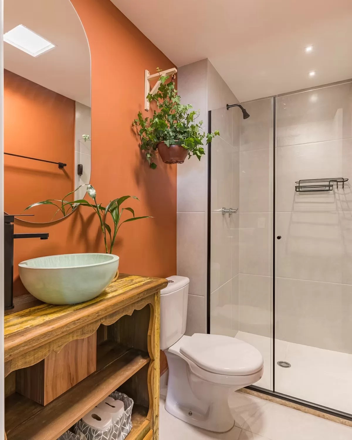 inspiração banheiro pequeno terracota