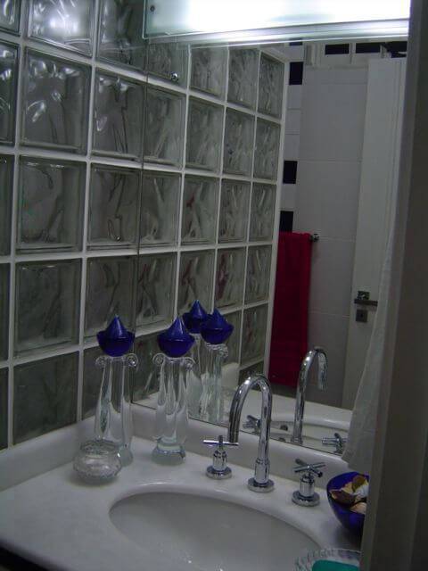 ideias banheiro pequeno tijolo vidro