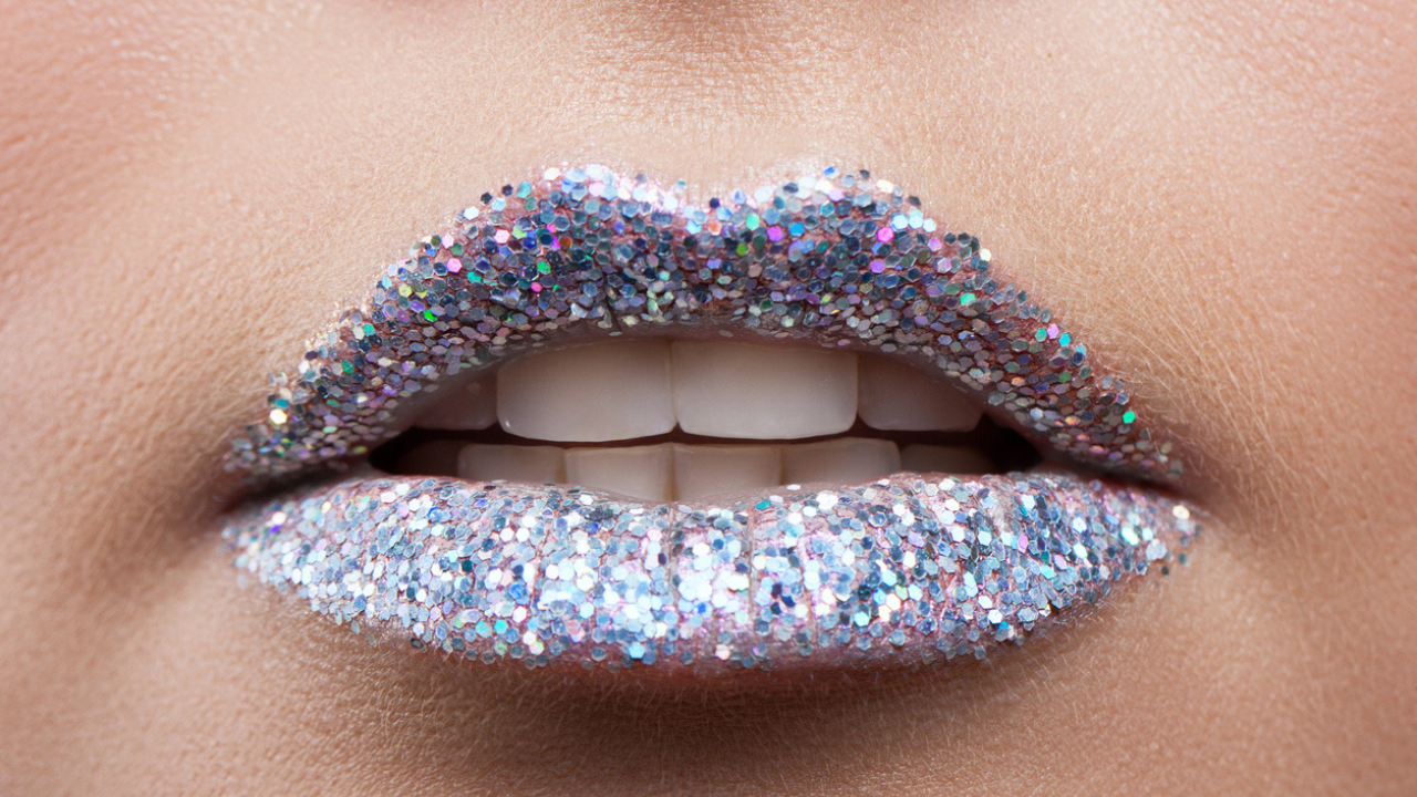 5 ideias de títulos:
1. Guia Completo: Como Escolher o Batom com Glitter Perfeito para Você
2. Tendências de Batons com Glitter: Do Matte ao Glossy
3. Batons com Glitter de Longa Duração: Dicas e Melhores Opções
4. Como Usar Batom com Glitter: Tutoriais e Inspirações
5. Batons com Glitter: A Evolução dos Efeitos Especiais em Maquiagem