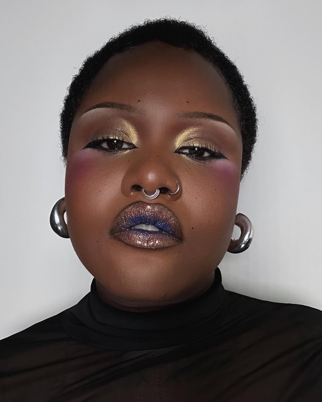 5 ideias de títulos:
1. Guia Completo: Como Escolher o Batom com Glitter Perfeito para Você
2. Tendências de Batons com Glitter: Do Matte ao Glossy
3. Batons com Glitter de Longa Duração: Dicas e Melhores Opções
4. Como Usar Batom com Glitter: Tutoriais e Inspirações
5. Batons com Glitter: A Evolução dos Efeitos Especiais em Maquiagem