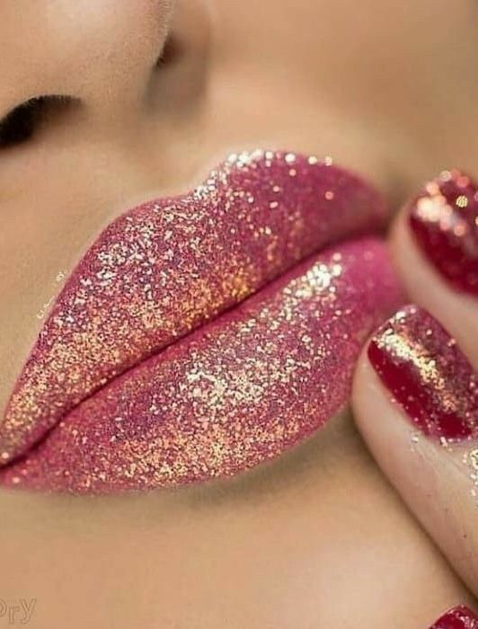 5 ideias de títulos:
1. Guia Completo: Como Escolher o Batom com Glitter Perfeito para Você
2. Tendências de Batons com Glitter: Do Matte ao Glossy
3. Batons com Glitter de Longa Duração: Dicas e Melhores Opções
4. Como Usar Batom com Glitter: Tutoriais e Inspirações
5. Batons com Glitter: A Evolução dos Efeitos Especiais em Maquiagem