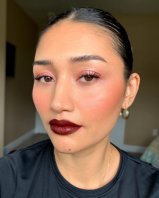 Batom Matte vs. Brilhante: Qual o Melhor para Batons Escuros?