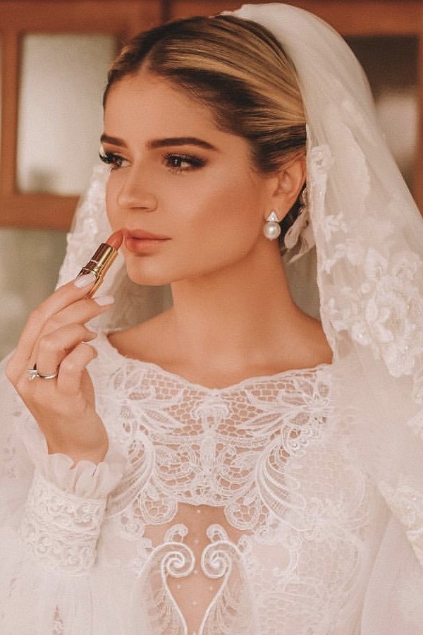 Maquiagem de noiva: Tendências de cores e acabamentos de batom para 2024/2025