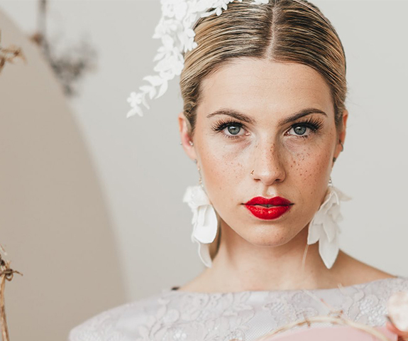 Nude rosado vs. Vermelho: Qual a melhor cor de batom para a noiva?