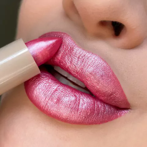 Batom Rosa Cintilante vs. Batom Matte: Qual Escolher para Cada Ocasião?