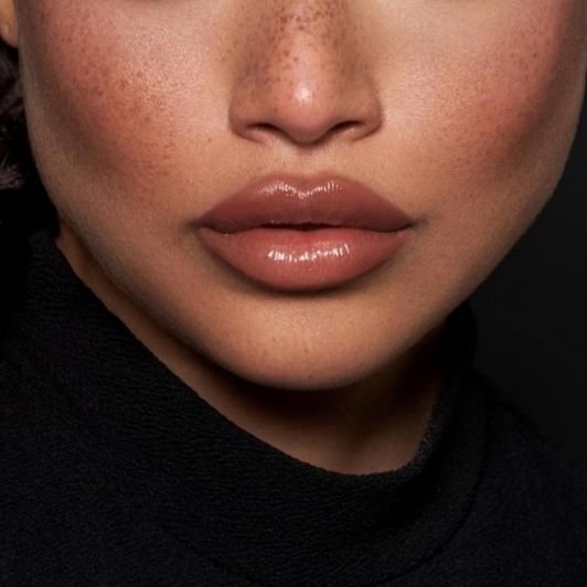 Acabamento Matte vs. Cremoso: Qual Batom Roxo Escolher para Sua Pele Negra?