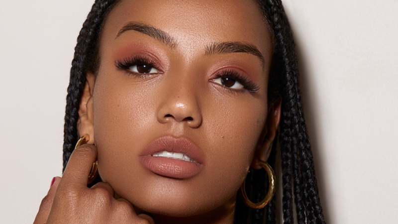 Como Fazer o Contorno Labial Perfeito com Batom Roxo em Peles Negras