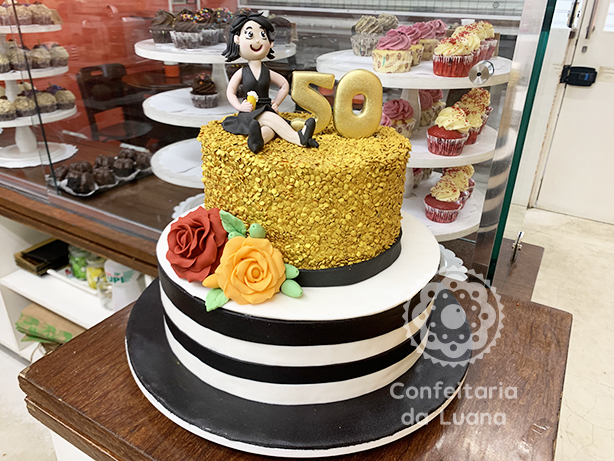 decoração bolo 50 anos feminino