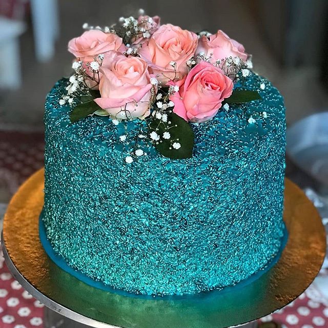 bolo azul feminino com bico folha