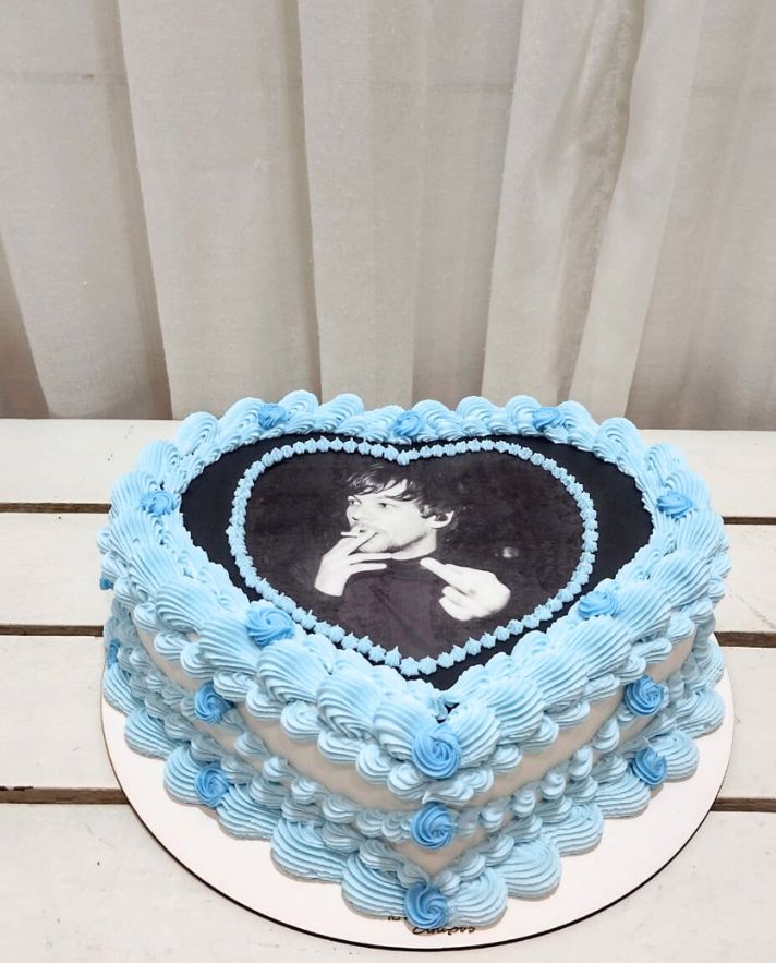 bolo azul feminino com borboletas