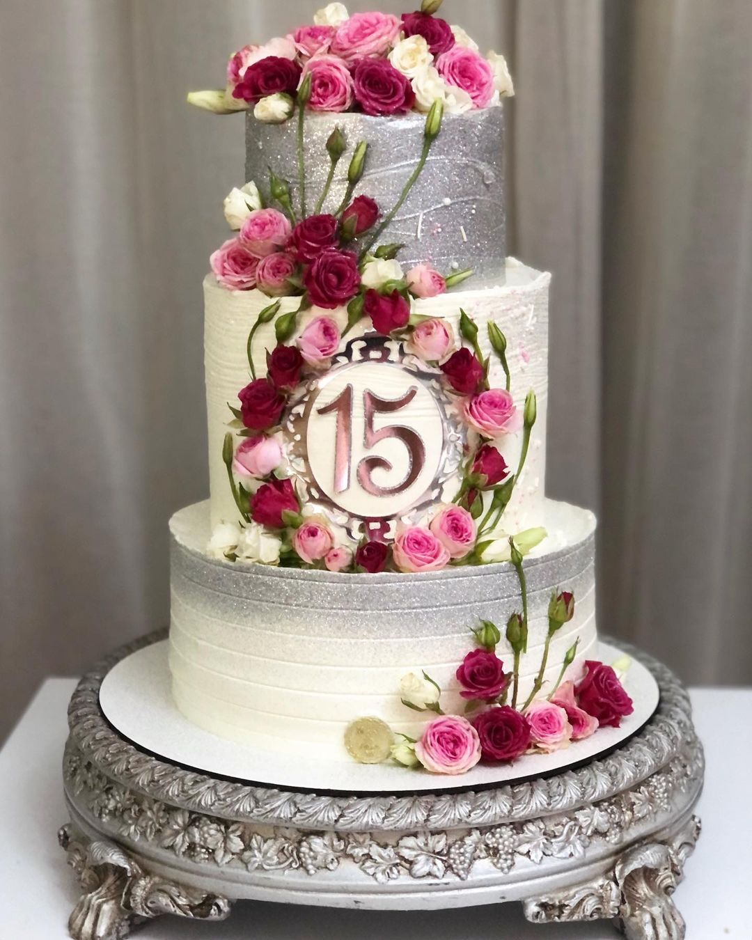 ideias de bolo de 15 anos com flores naturais