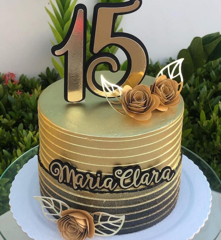 bolo de 15 anos simples vs bolo elaborado