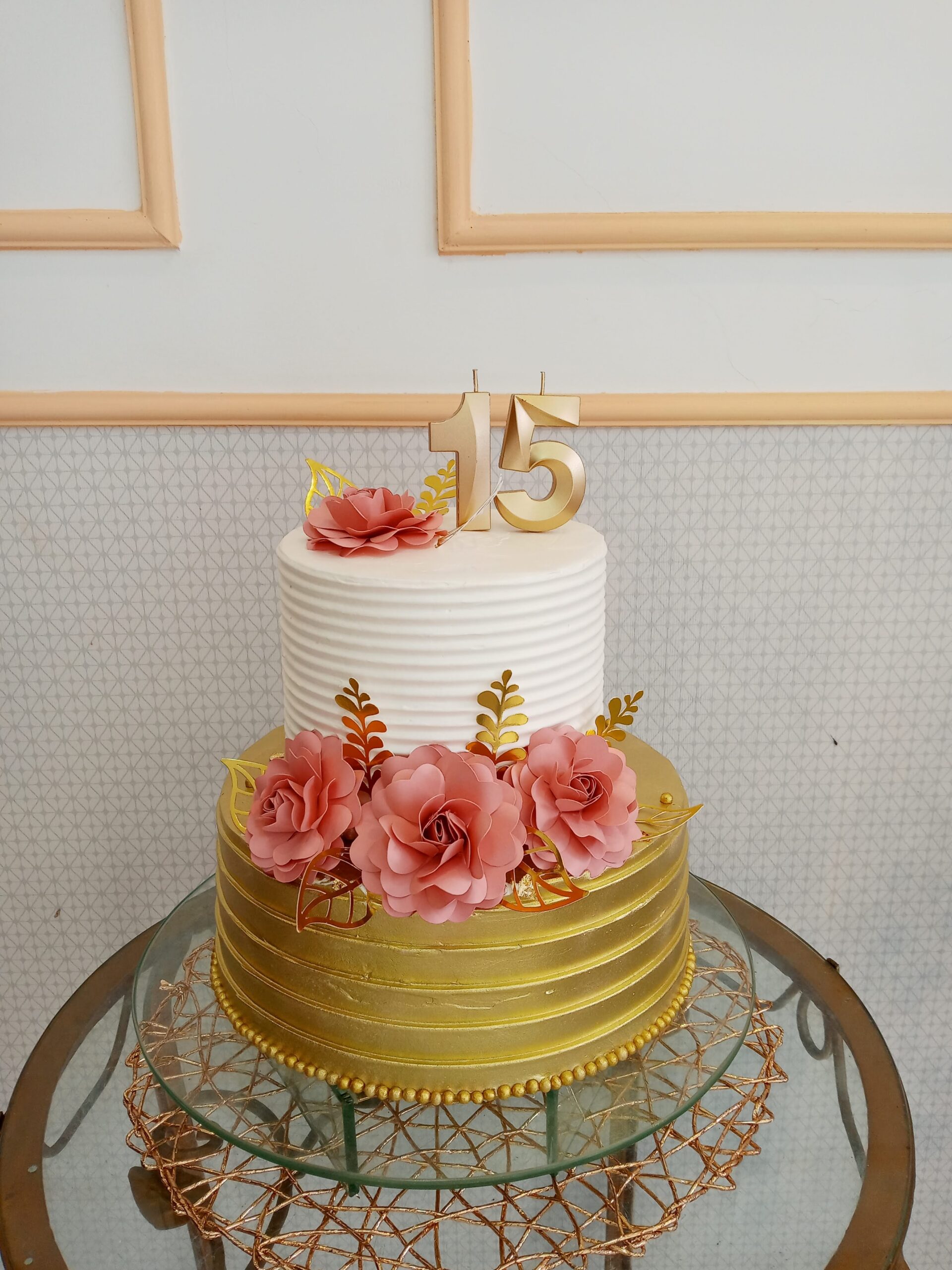 ideias de bolo de 15 anos com flores naturais