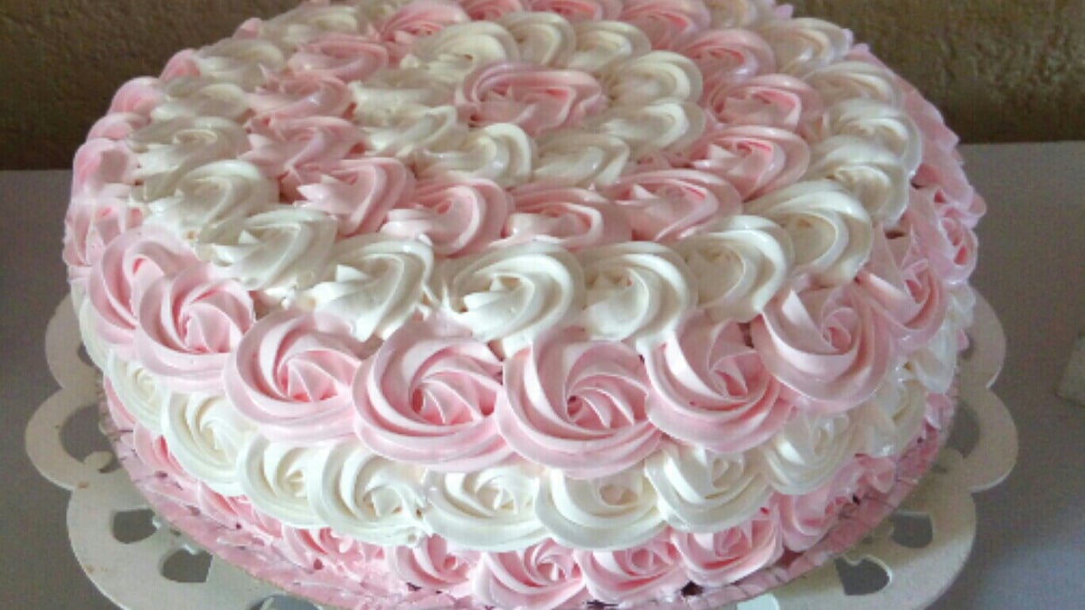 Bolo feminino com topo personalizado