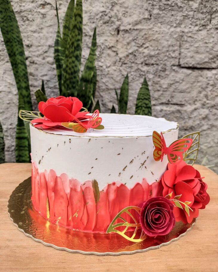 bolo feminino vermelho com flores