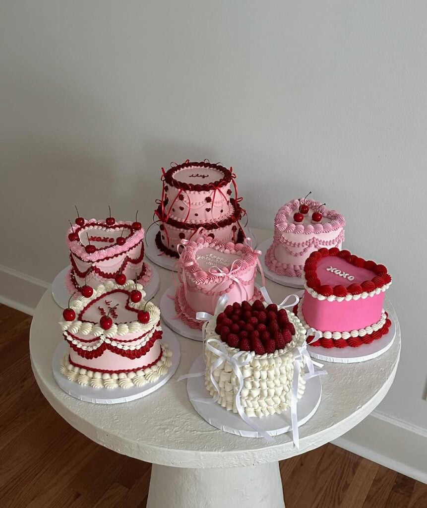 bolo feminino vermelho para aniversário