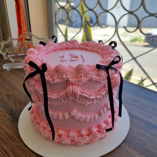 bolo feminino vermelho luxuoso