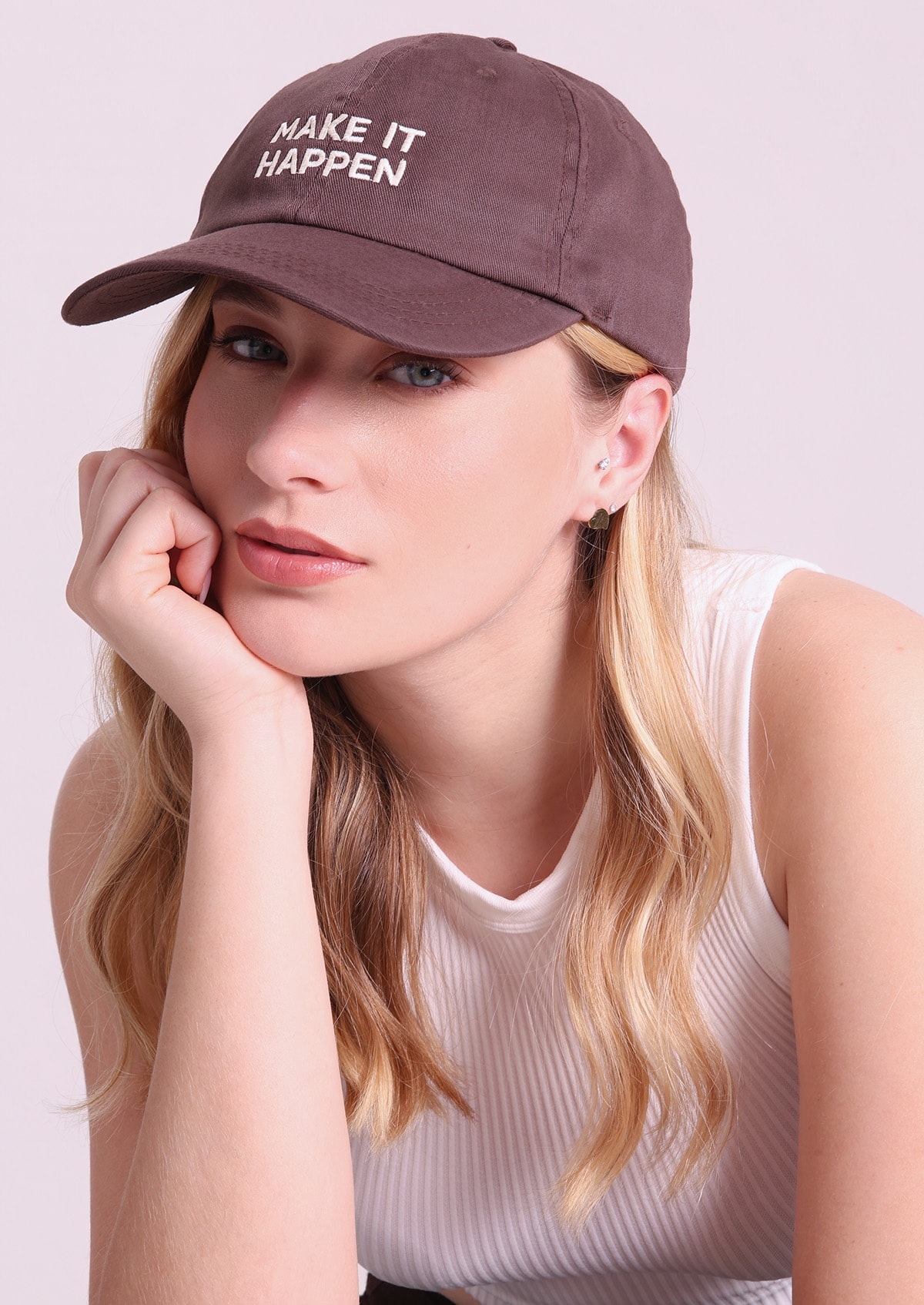 como usar boné feminino 2026