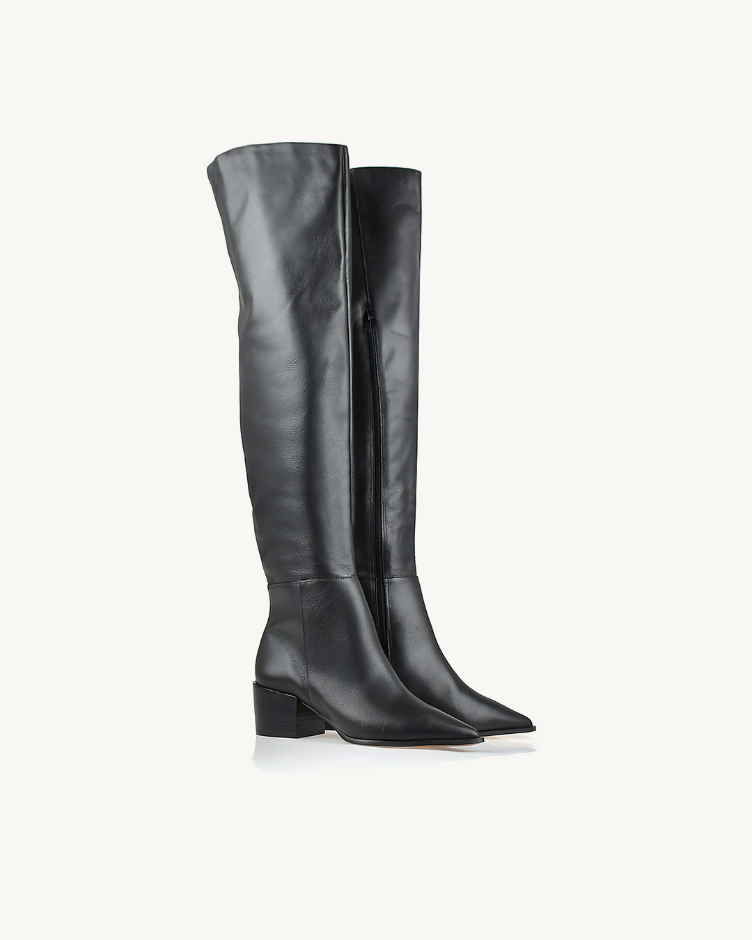 Looks com Bota Over The Knee: Dicas de Estilo para o Dia e a Noite