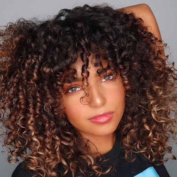 inspiração corte cabelo cacheado com franja