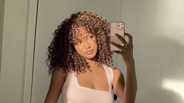 franja cacheada curta para rosto redondo