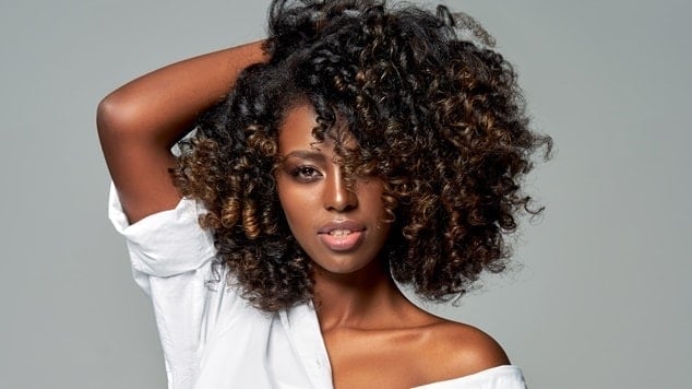 quanto custa um corte de cabelo cacheado com franja