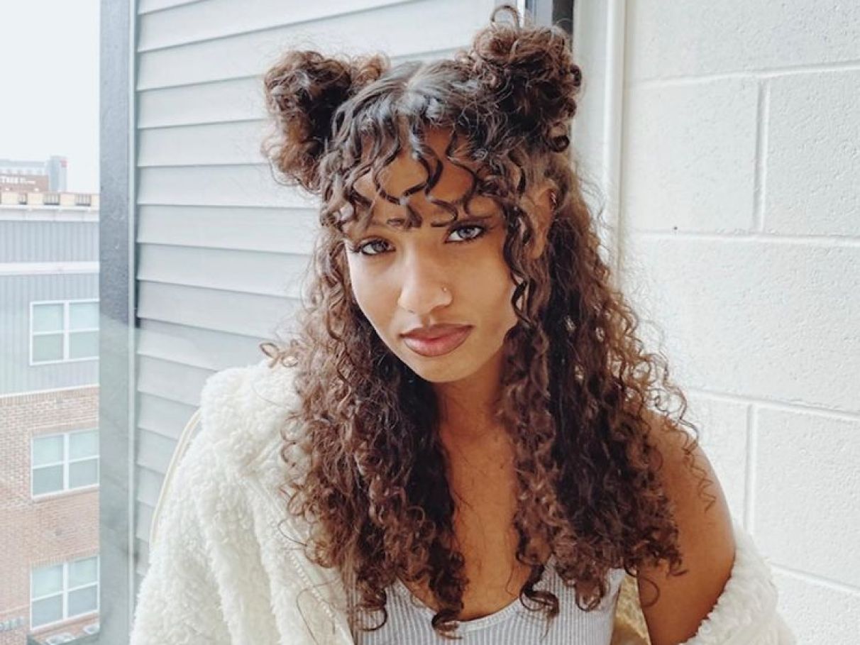 quanto custa um corte de cabelo cacheado com franja