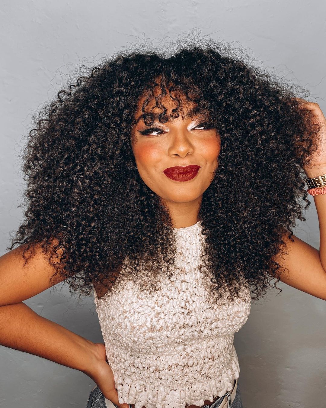 cabelo cacheado com franja