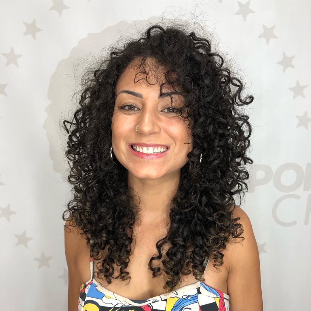 inspiração corte cabelo cacheado com franja