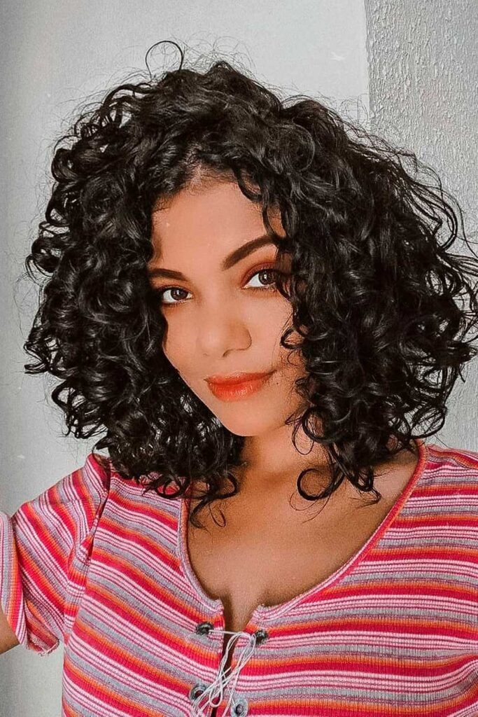 cabelo cacheado curto colorido