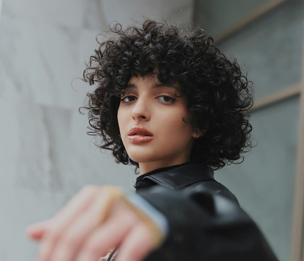 cabelo cacheado curto volume