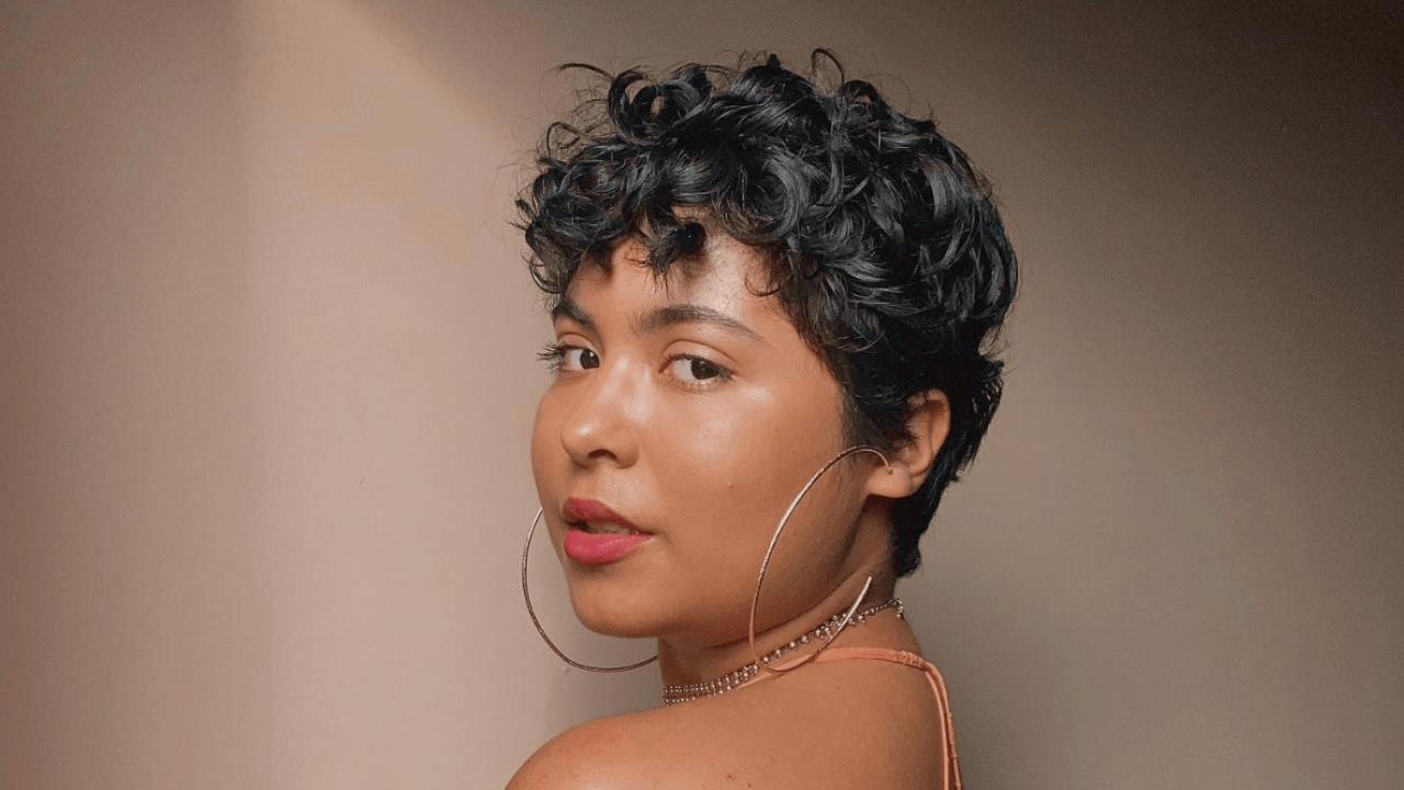 cabelo cacheado curto para rosto redondo