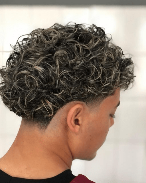 cabelo cacheado masculino com luzes