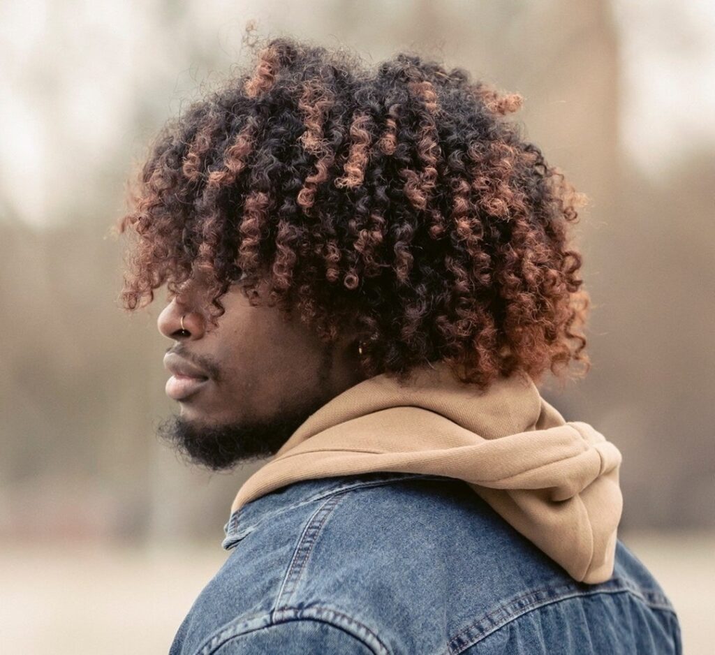 cabelo cacheado masculino com luzes ressecado o que fazer